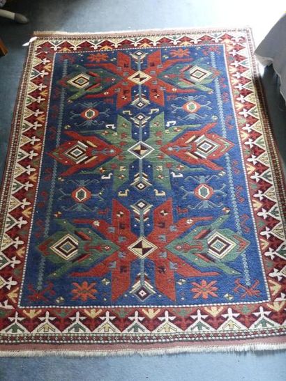 null Tapis d'orient à décor géométrique brique et vert.
158 x 127 cm
(Ref 238)