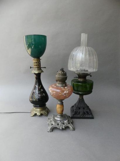 Trois lampes à pétrole, l'une en céramique...