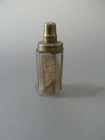 null ROBJ PARIS
Brûle parfum en verre moulé à décor d'allégories, signé.
H : 13 ...
