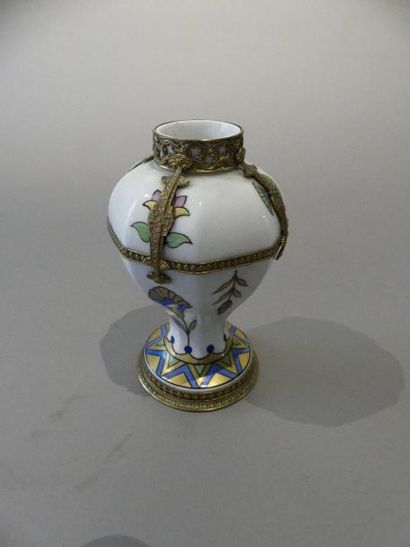 null Petit vase en porcelaine à décor floral, monture en bronze doré.
XXème sièc...