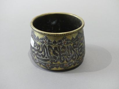 null Vase en bronze et laiton doré à décor d'une sourate du Coran.