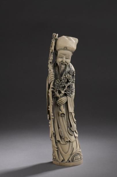 Statuette en ivoire sculpté et rehaussé d’encre,...