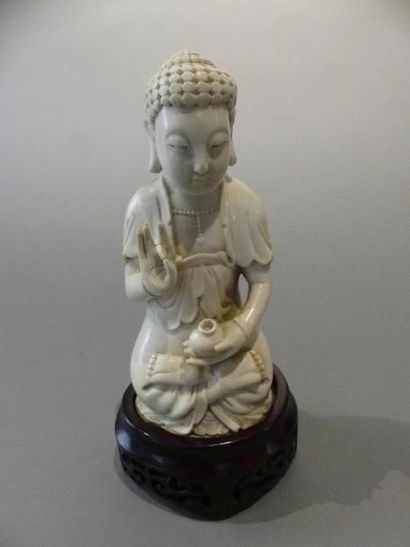 Statuette en ivoire figurant le Bouddha Shakyamuni...
