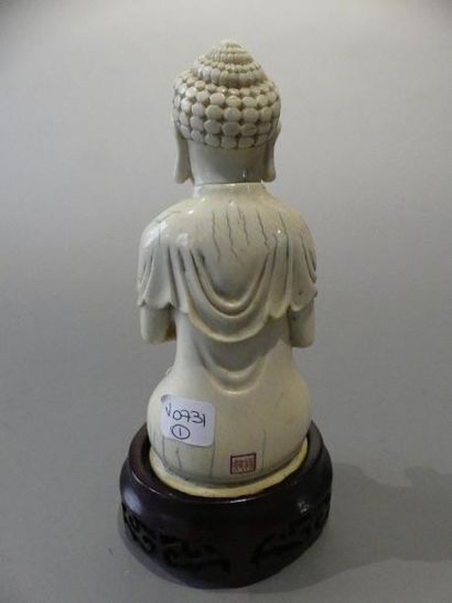 null Statuette en ivoire figurant le Bouddha Shakyamuni assis en padmasana, la main...