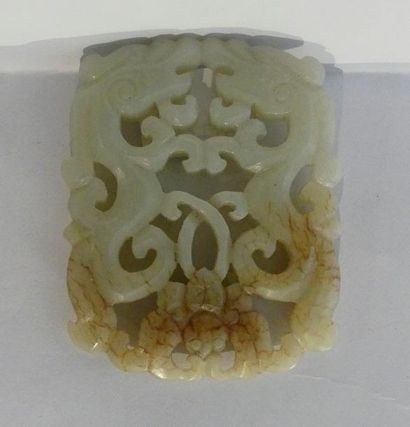 null Pendentif en forme de plaque en jade-néphrite de couleur céladon à fines taches...