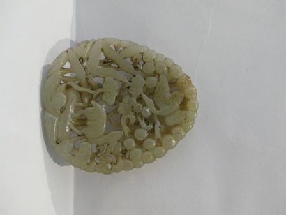 Pendentif en forme de plaque en jade-néphrite...