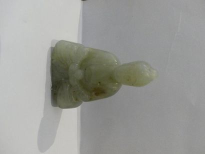 null Statuette en jade-néphrite de couleur céladon, figurant le Bouddha assis en...