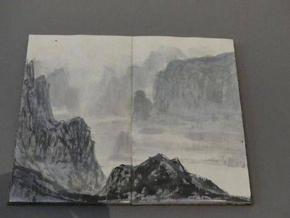 null Deux albums de paysages et un receuil iconographique
Chine, Xxème siècle