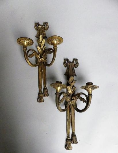 null PAIRE D’APPLIQUES en bronze doré à décor de cors de Chasse et rubans à deux...