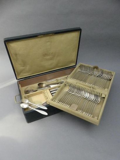 null Partie de ménagère CHRISTOFLE dans un coffret. Elle comprend 11 fourchettes...