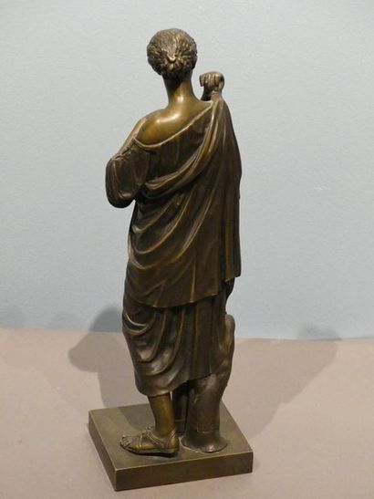 null A. LEMAIRE
Femme à l'antique
Bronze à patine brun clair signé.
Haut. 35,5 c...