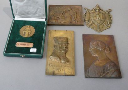 null Lot de plaques en bronze
on y joint une médaille de la Caisse des Ecoles du...