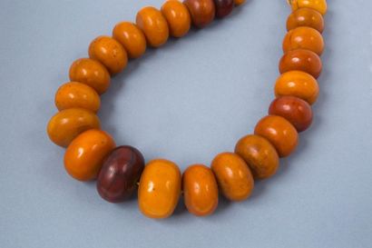 null Important collier d’ambre, composé de 28 perles aplaties, enfilées sur fil.
D....