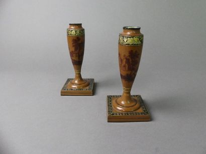 null Paire de vases soliflores en métal peint à décor de paysages et frises or, base...