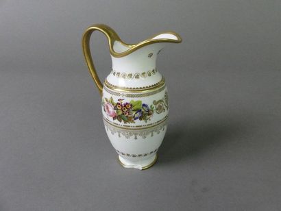 null Pot à lait en porcelaine émaillée de fleurs et rehaussée d'or.
Sèvres, époque...