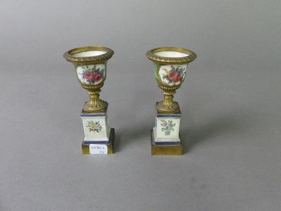 null Paire de vases miniatures sur piédouche et gaine, en porcelaine à décor de fleurs
Sèvres,...