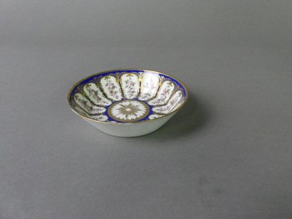 null Sous-tasse en porcelaine émaillée de fleurs et dorée
Sèvres, 1788
Diam : 12...