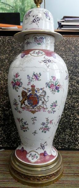 null GENRE COMPAGNIE DES INDES
Grand vase couvert de forme ovoïde en porcelaine à...