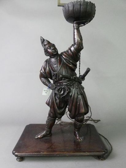 null Statuette en bronze à patine brune, représentant un samouraï debout, soulevant...