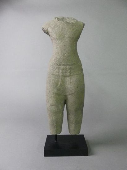 null Buste de divinité en grès sculpté dans le style Khmer. Haut. 46,5 cm (hors ...