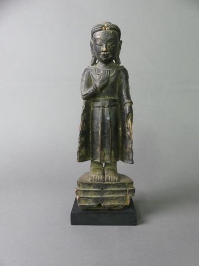null Statuette en bois initialement laqué et doré représentant Bouddha debout, vêtu...