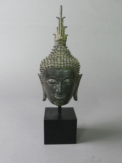 null Tête en bronze de Bouddha, la chevelure représentée en boucles très serrées,...