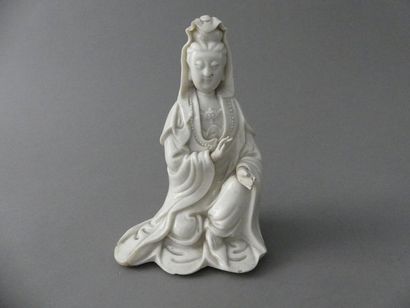null Sujet en porcelaine monochrome blanche dite ‘’blanc de Chine’’, figurant la...