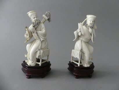 null Deux sujets en ivoire sculpté, rehaussé à l'encre, figurant deux personnages...