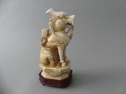 null Paire de sujets en ivoire sculpté, figurant des chimères gardiennes de temple
Patine...