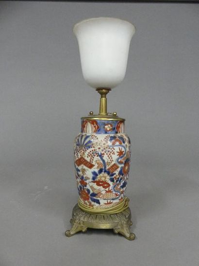 null Vase en porcelaine à décor Imari, reposant sur une base en bronze ciselé et...