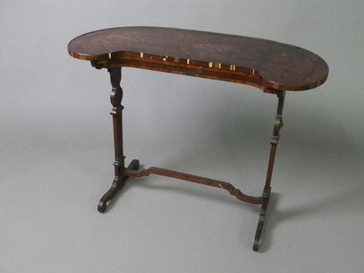 null Table rognon de style Louis XVI
En acajou et placage d'acajou, plateau cuir,...