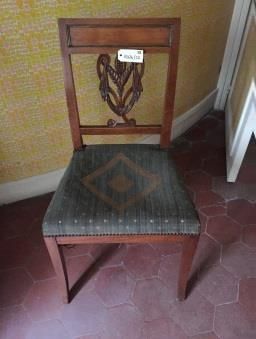null Deux fauteuils et cinq chaises en bois teinté, dossier ajouré, style Anglais...