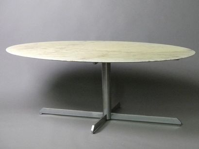 null Table ovale à plateau de marbre blanc veiné reposant sur un piètement en acier...