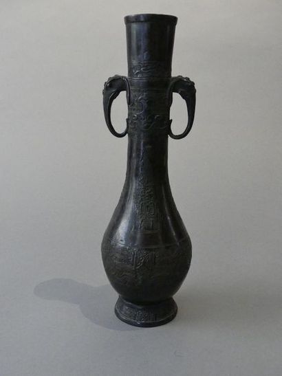 null +LOT 350+Vase soliflore en bronze, à décor en frises de motifs stylisés et anses...