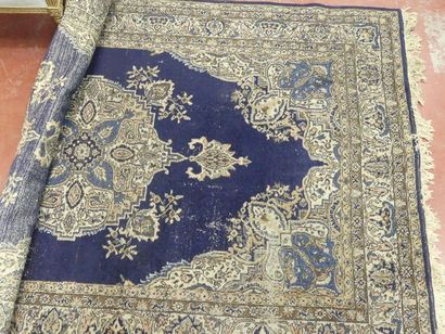 null +LOT 358+Grand tapis à décor d'arabesques sur champ bleu
Naïn, Iran, Xxème ...