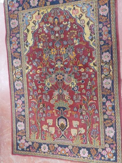 null +LOT 357+Deux tapis
Un tapis Iran du groupe naïn en laine et soie, médaillon...