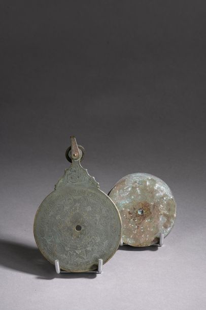 null Mannette comprenant :
- Astrolabe en bronze
- Tasse en porcelaine à décor émaillé...