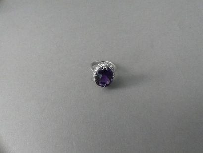 null Bague en or blanc 14k ornée d'une améthyste sur entourage de petits diamants
Poids...