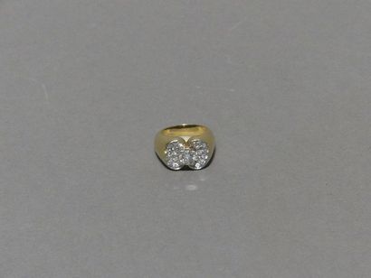 null Bague chevalière en platine et or jaune à deux motifs ovales sertis de diamants...