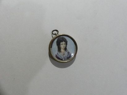 null Ecole Française XXe siècle.
Portrait de jeune femme.
Miniature dans un médaillon...