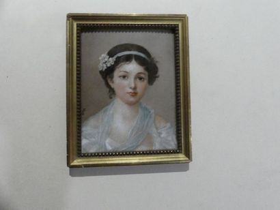 null Ecole française du Xxè siècle.
Portrait de jeune femme.
Peinture sur porcelaine.
Signée.
12...