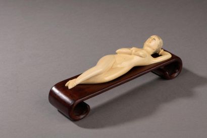null Statuette en ivoire sculpté et rehaussé d’encre de Chine, représentant une femme...