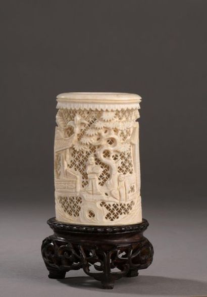 null Petit pot à pinceaux en ivoire, de forme cylindrique, à décor de scènes de palais...