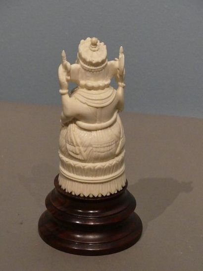 null Statuette en ivoire représentant le dieu Ganesha, représenté assis sur un socle...