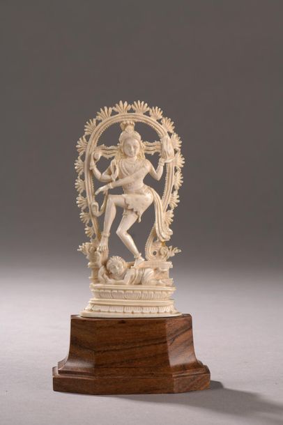 null Statuette en ivoire représentant le dieu Shiva, dansant, foulant de ses pieds...