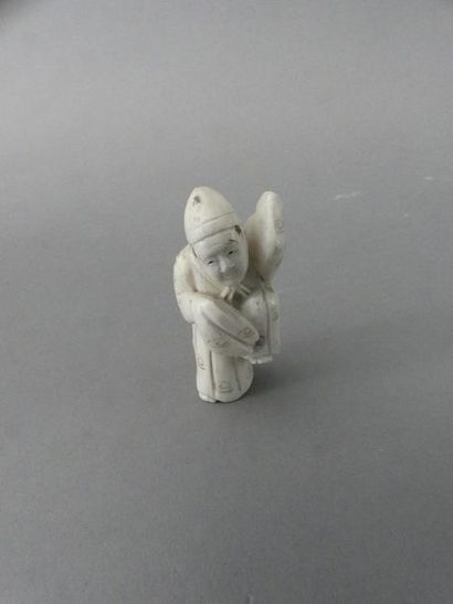 null NETSUKE en ivoire
Homme aux vêtements à décor nuageux, signé
H : 5,5 cm
Poids...