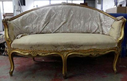null Canapé corbeille en bois doré.
Style Louis XV