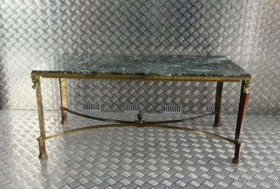 null TABLE BASSE en bronze doré à quatre pieds à décor de termes égyptiennes, entretoise...