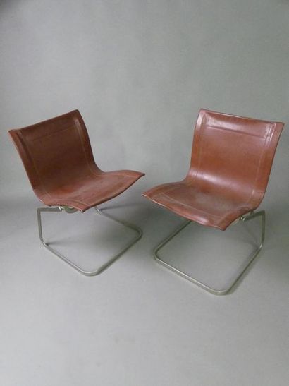 null Suite de six chaises en métal, assise cuir rouge patiné
Vers 1970
80 x 47 x...