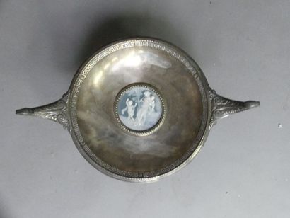null Coupe à anses en métal argenté ornée au centre d'une plaque en porcelaine de...
